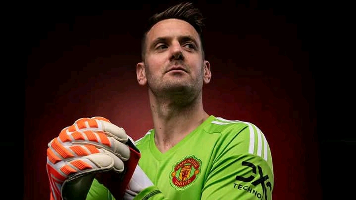 TOM HEATON PENS NEW DEAL TO STAY AT MANCHESTER UNITED UNTIL 2026